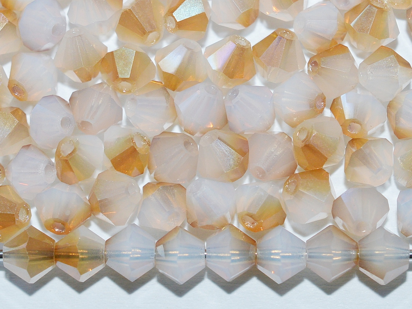 01000/22501 - White Opal Celsian 4 мм.