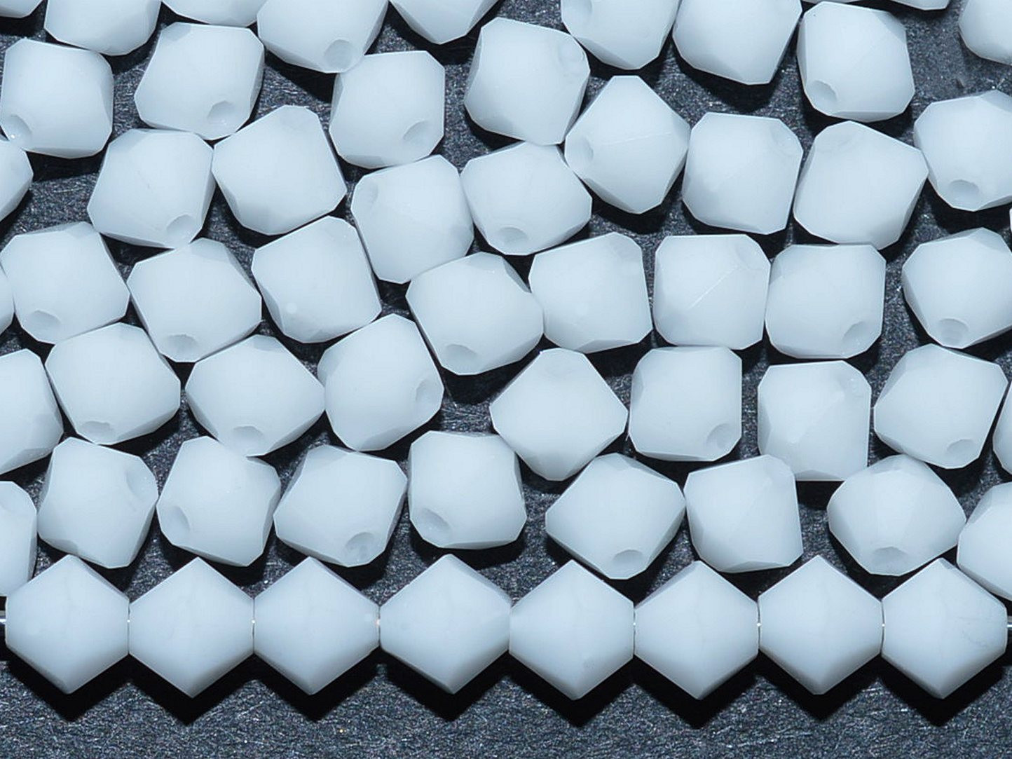03000 - Chalk White "Preciosa" 4 мм.