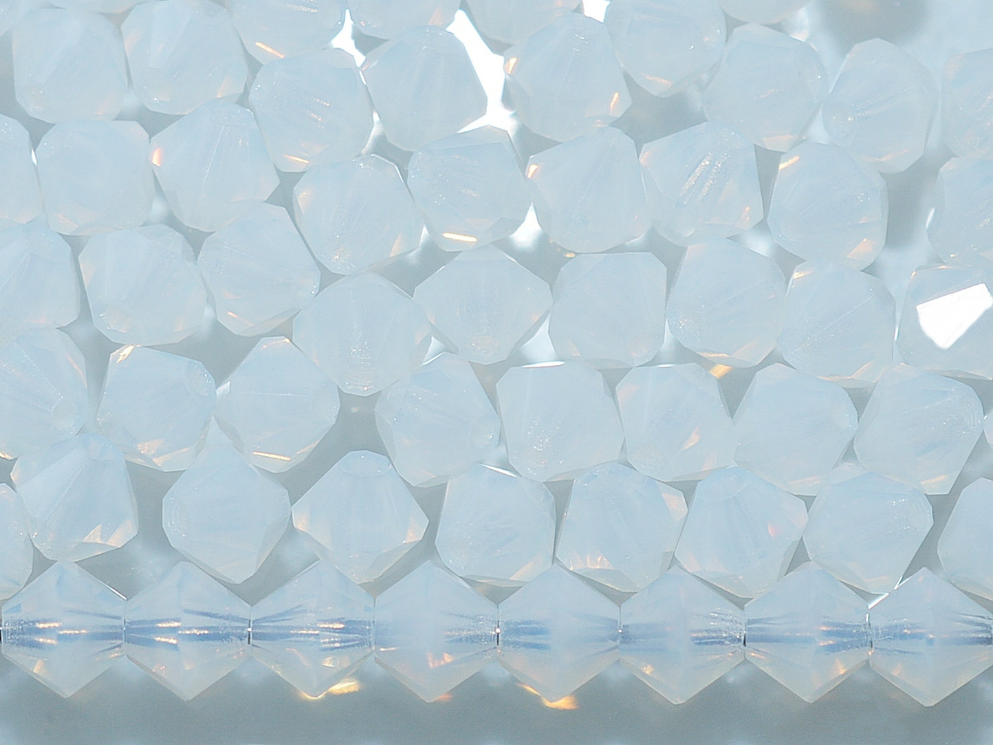 01000 - White Opal 4 мм.